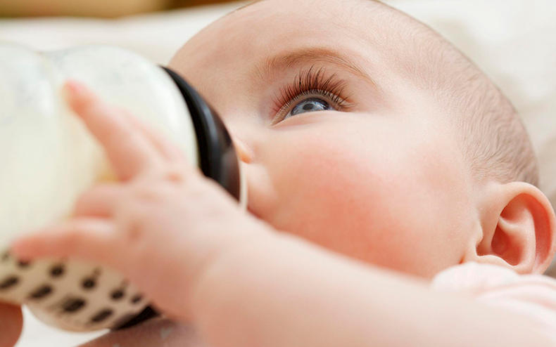 宝宝频繁挠耳朵耳朵口有红肿,宝宝总挠耳朵是要长牙了吗