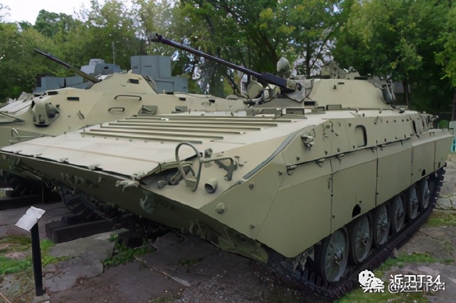 俄军士兵为什么要坐在车顶上?浅谈苏联装甲运兵车和步战的取舍