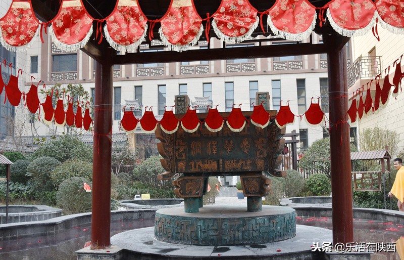 美女红酒肚兜秀，最美中国风，寒冬中华郡嗨翻天