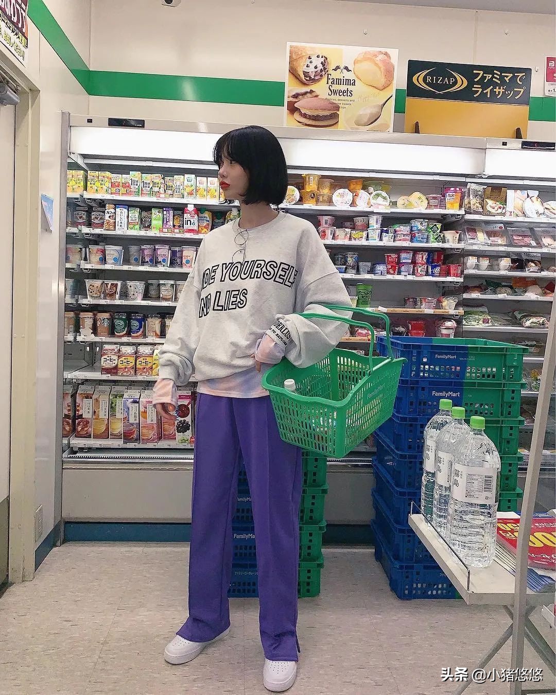 连帽卫衣白色帆布鞋高级穿搭,绿色卫衣配帆布鞋还是老爹鞋