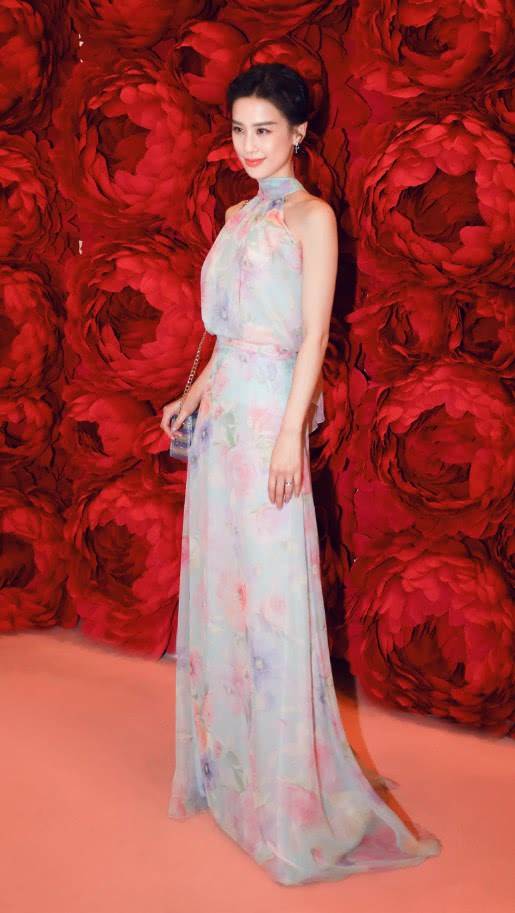 黄圣依露香肩,黄圣依吊带裙