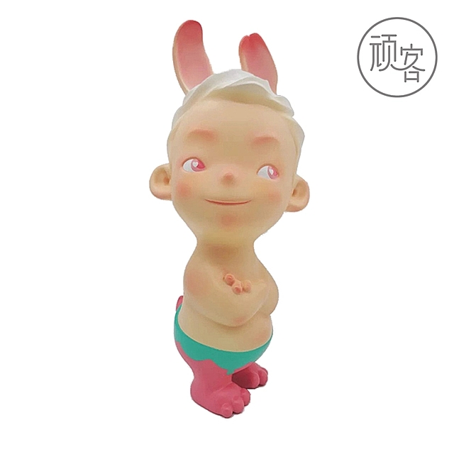 她是80后美女设计师，曾被周迅邀请参加晚会，玩偶以五位数拍卖