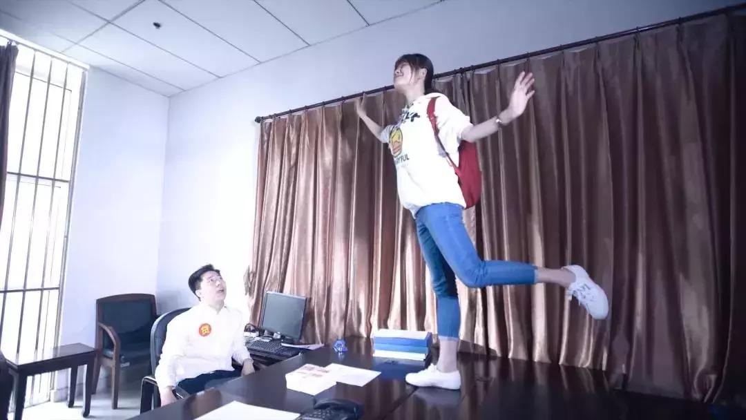 警花小姐姐pk银行小姐姐,警花小姐姐vs诈骗分子