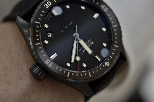 把一台超跑戴在手上,把车捧在手里