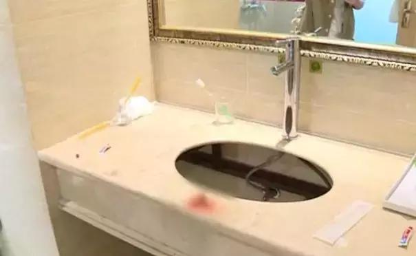 酒店浴室玻璃爆裂8岁小孩,小孩洗浴摔倒事件