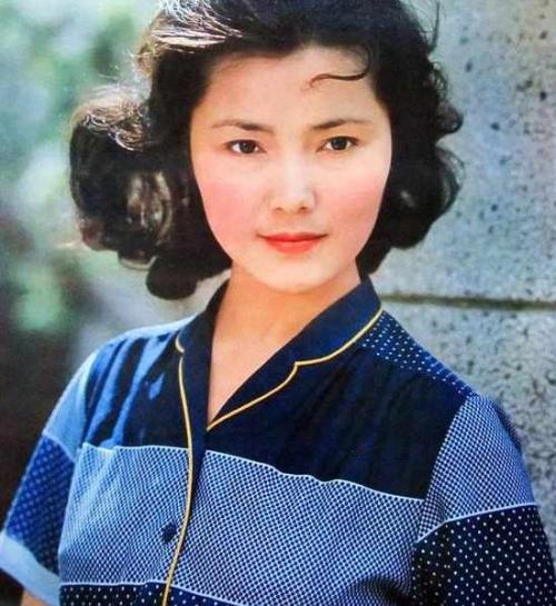 30岁主持春晚,丈夫是国家一级演员,演啥像啥,却少有人知道她