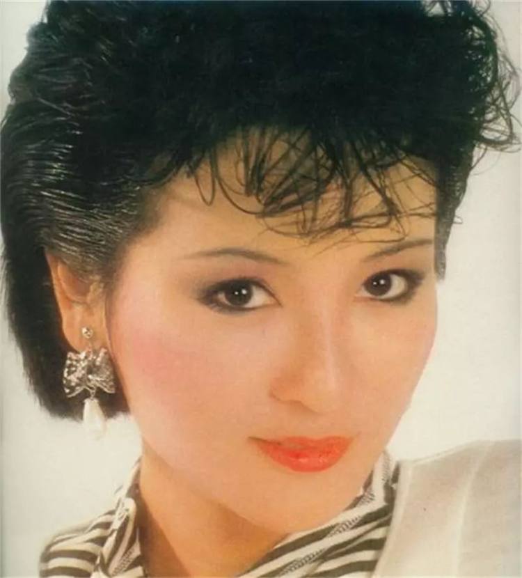 一生风流,也曾因被甩而痛哭,谢霆锋老爸才是真情圣