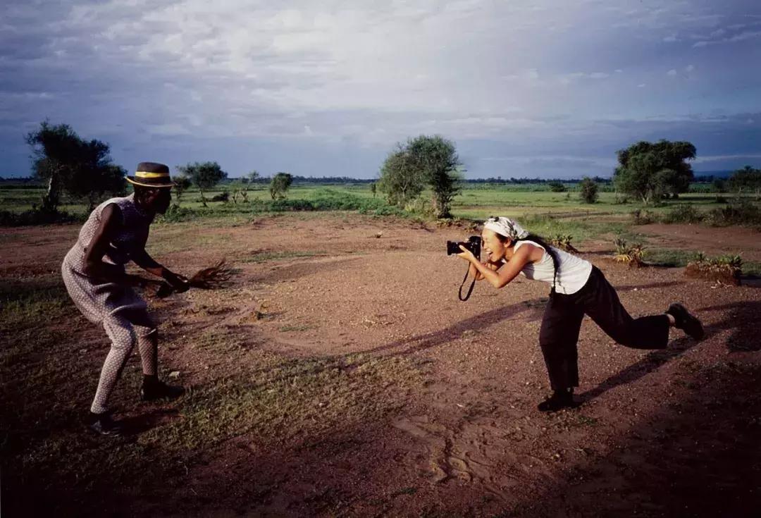25年前,一个日本人带着天价衣服到中国,给西北人拍了一批硬照