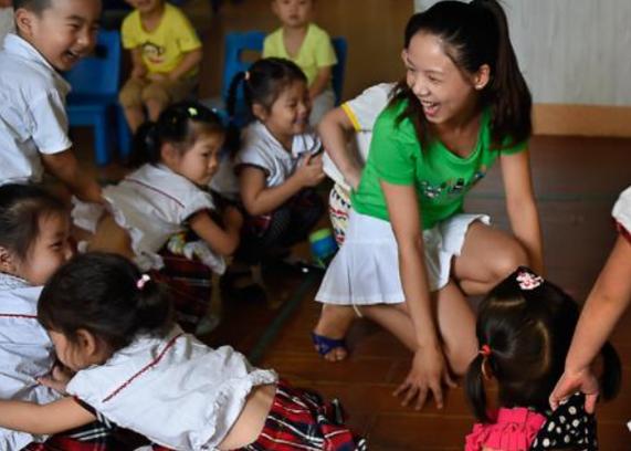 老师把卖货消息发到家长群，家长质疑故意发错，就是为了推销产品