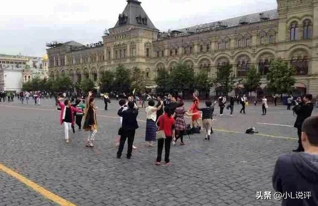 中国大妈们在国外跳广场舞,中国大妈在温哥华商场跳广场舞