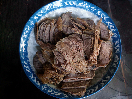 老师傅教你卤牛肉，掌握3招，牛肉不散不干，筋道弹牙，百吃不厌