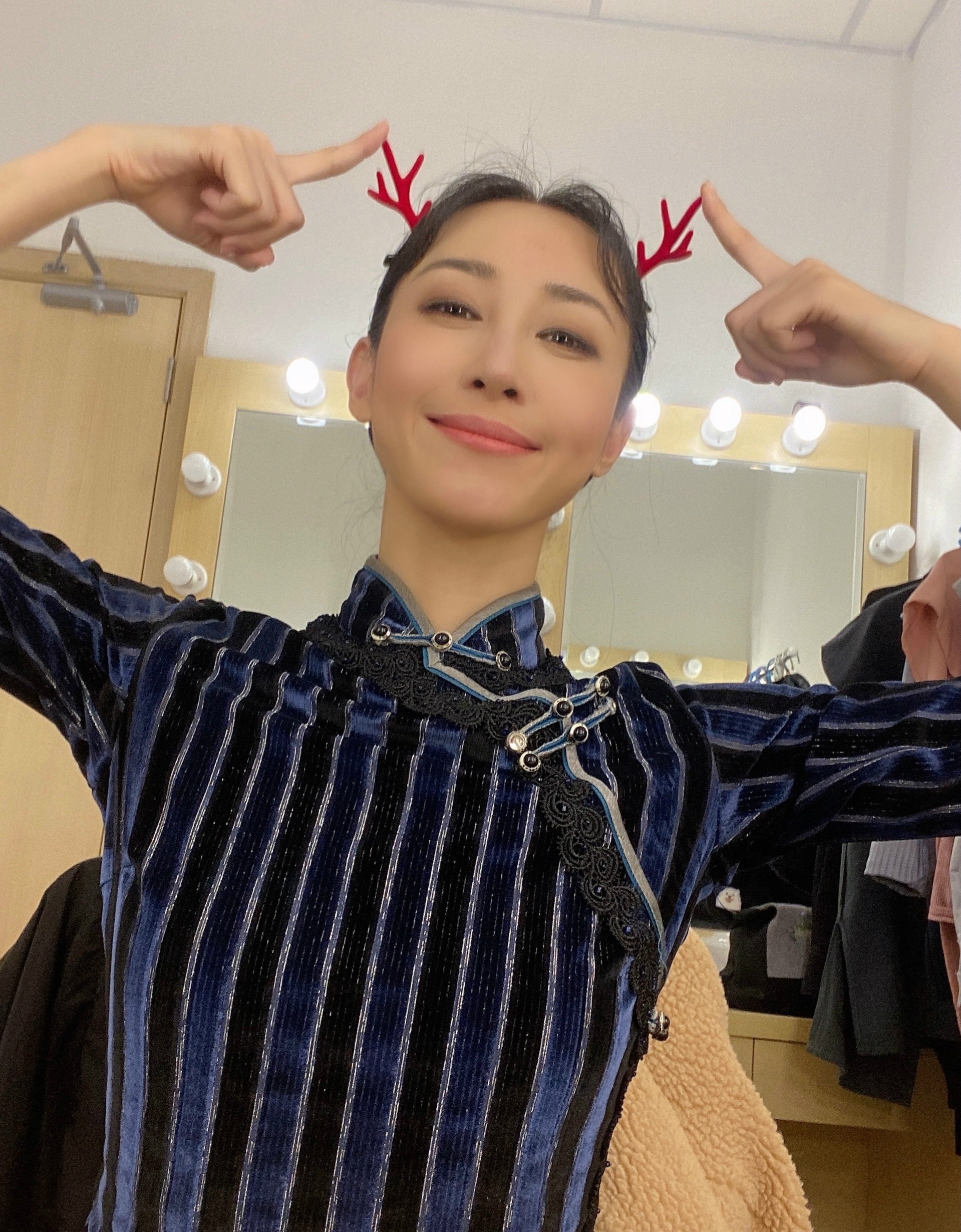 央视春晚刘德华第一次唱什么,刘德华薇娅六亲不认步伐原版