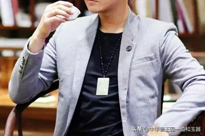 男士和田玉平安无事牌配饰,男士手上适合戴什么和田玉饰品