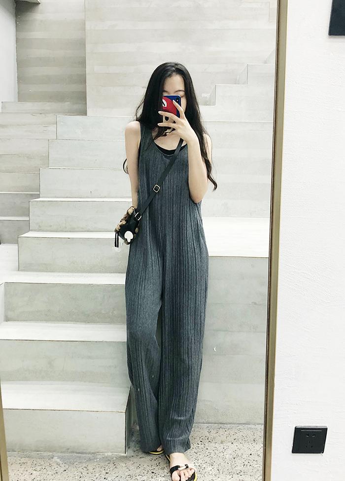 穿上即陷进柔软的「纸片人」背带裤，一封写给夏天的慵懒情书