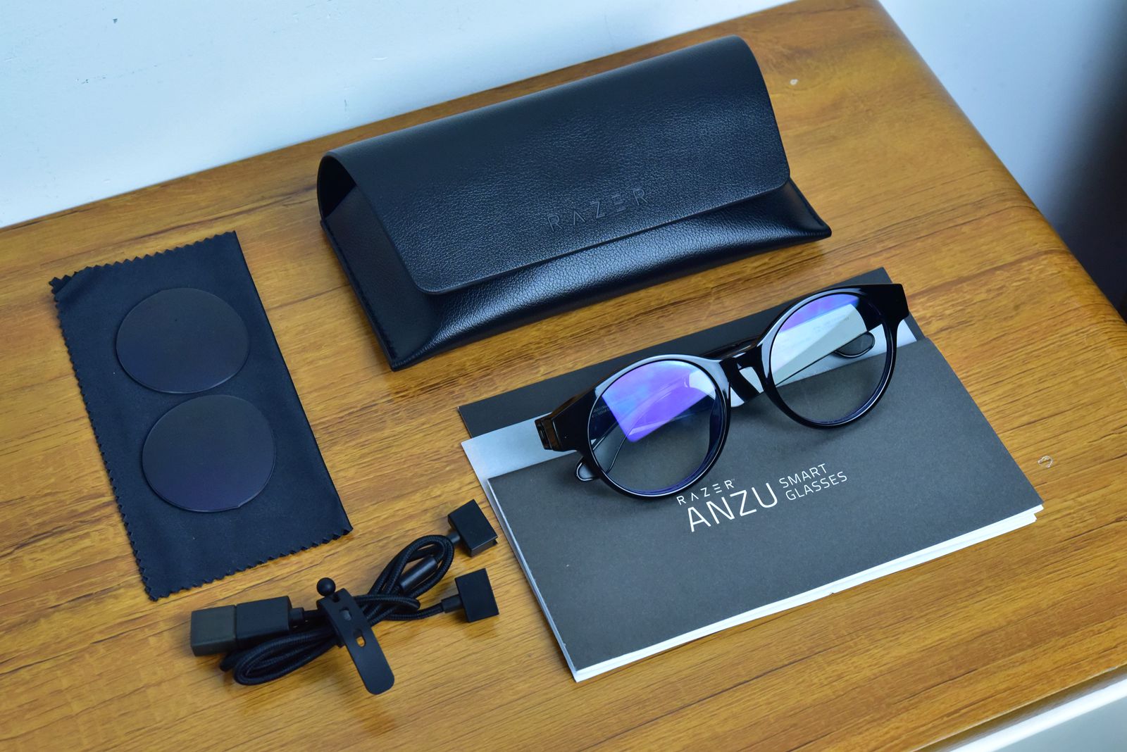 戴着眼镜就能听歌、接电话，你无法想象这是外设大厂雷蛇的操作