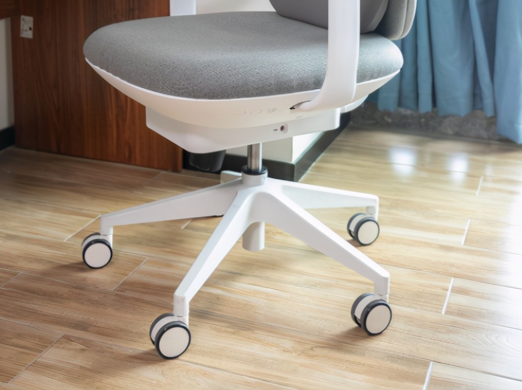 小米有品众筹白领第一把办公椅，仅899可连APP，90后：太划算