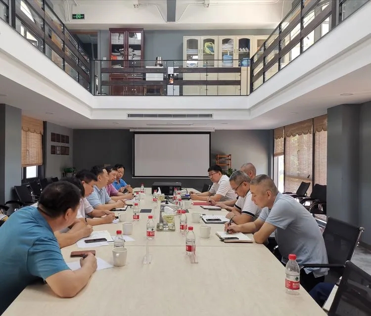 美兰统筹推进海口湾畅通工程二期建设和西溪里商业街氛围提升工作