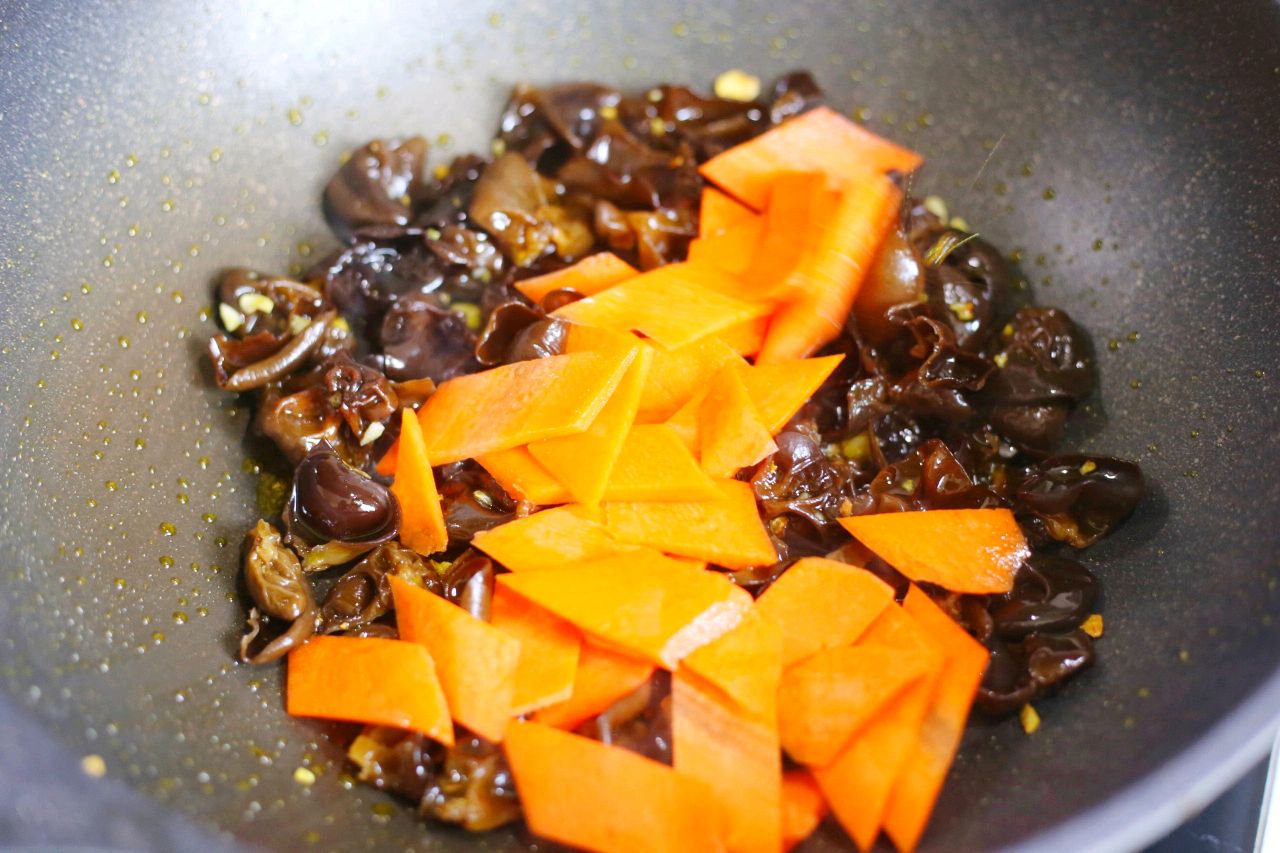 黄瓜胡萝卜木耳炒鸡蛋虾仁做法,木耳黄瓜炒鸡蛋做法减脂