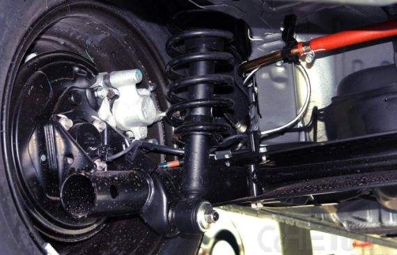 过颠簸路段前避震器异响更换什么,新车减震异响能免费维修吗