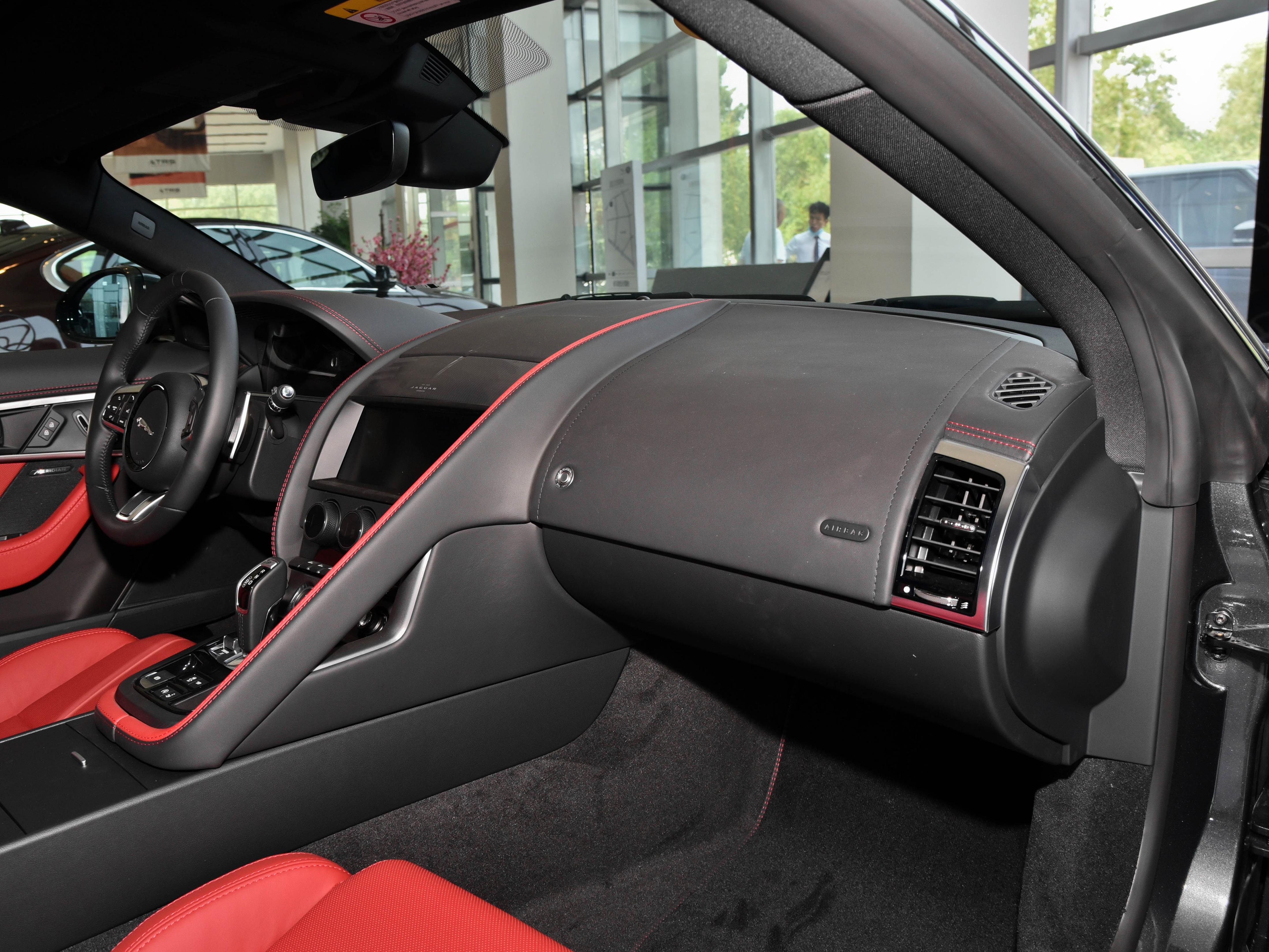 大气又运动新款捷豹f-type实车,优雅的气质新款捷豹ftype海外实车