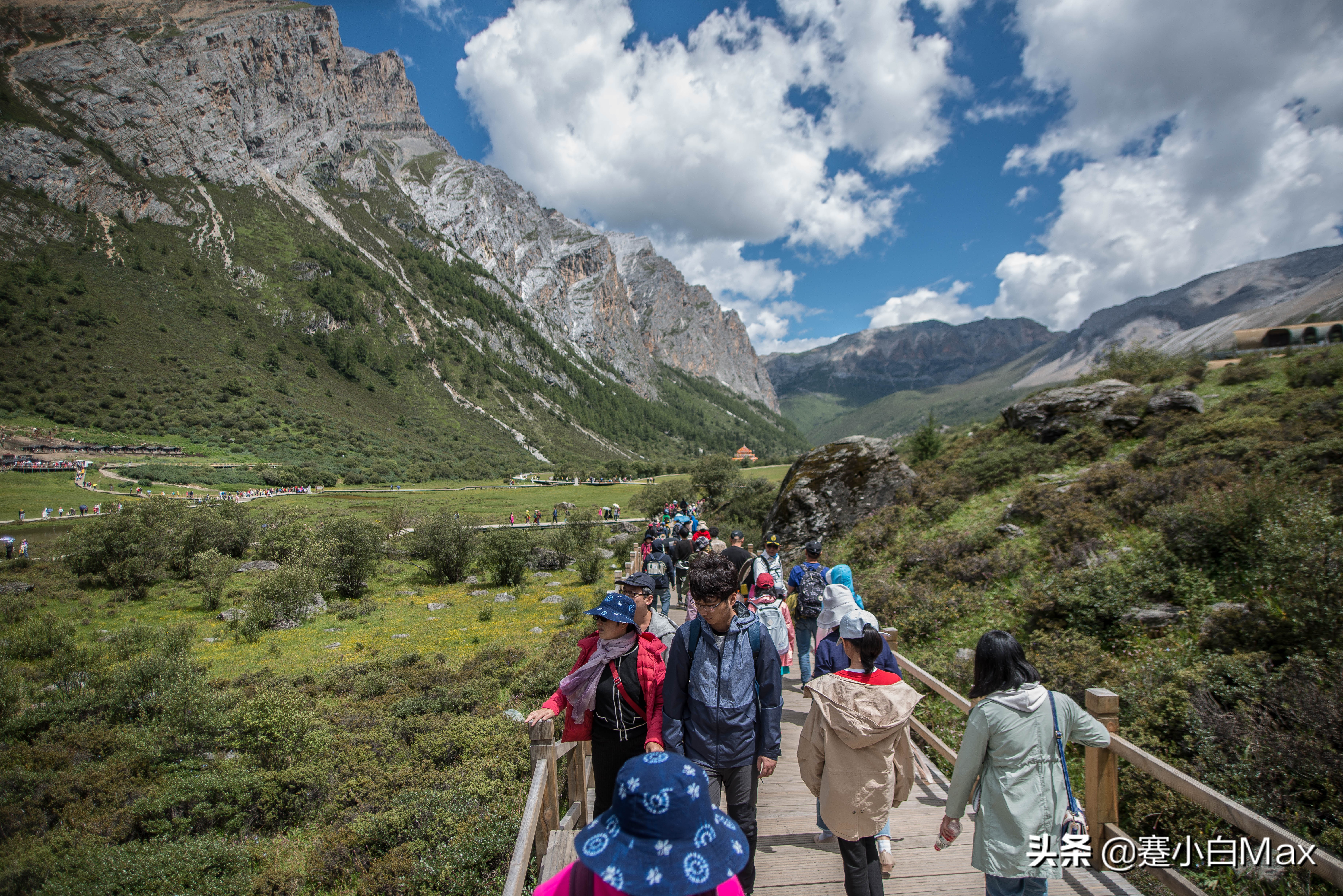 稻城亚丁的文章是谁写的,关于稻城亚丁的一本小说