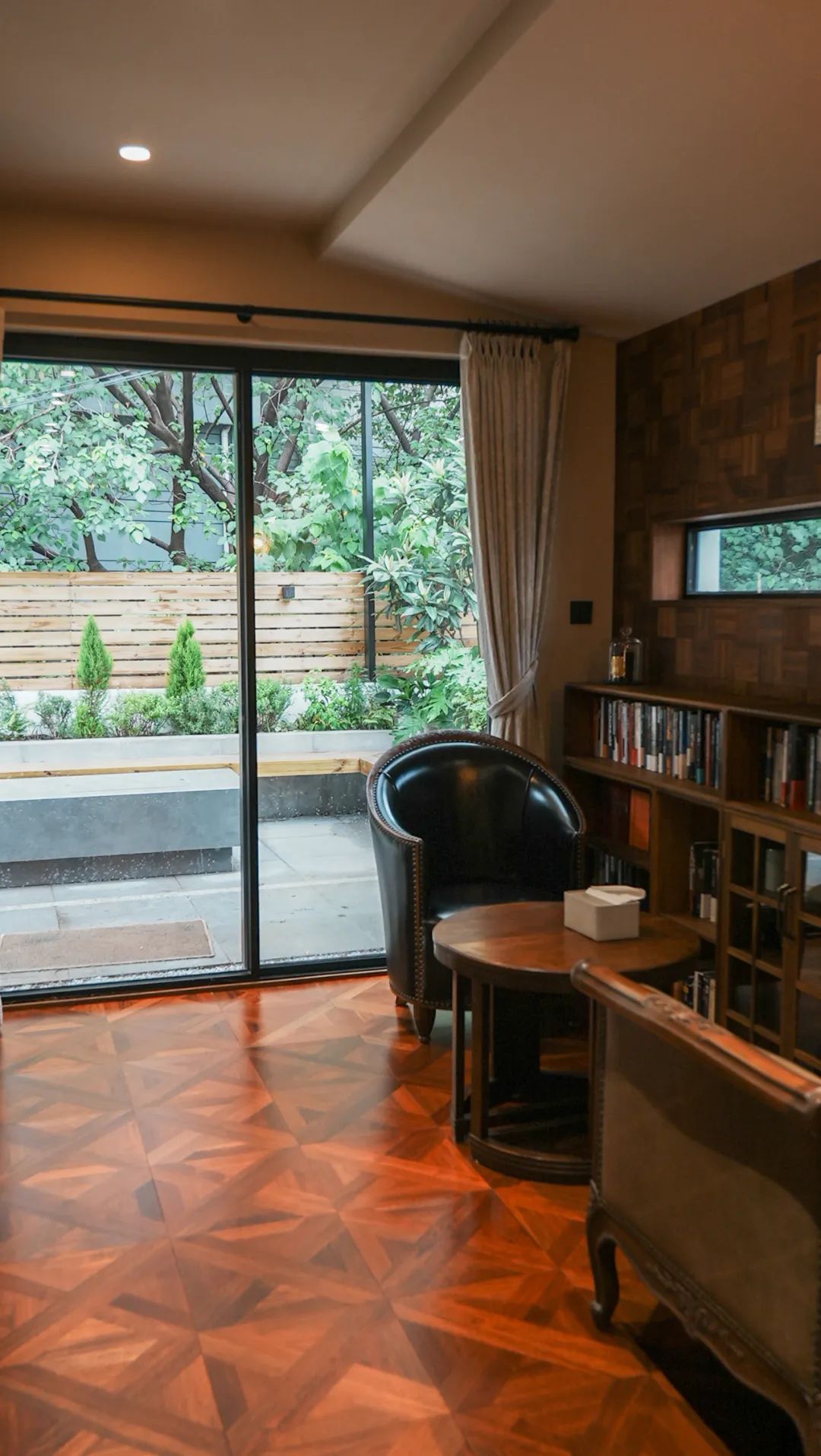 住在上海闹市400平的房子里，花开不败，开窗见池塘，太羡慕了