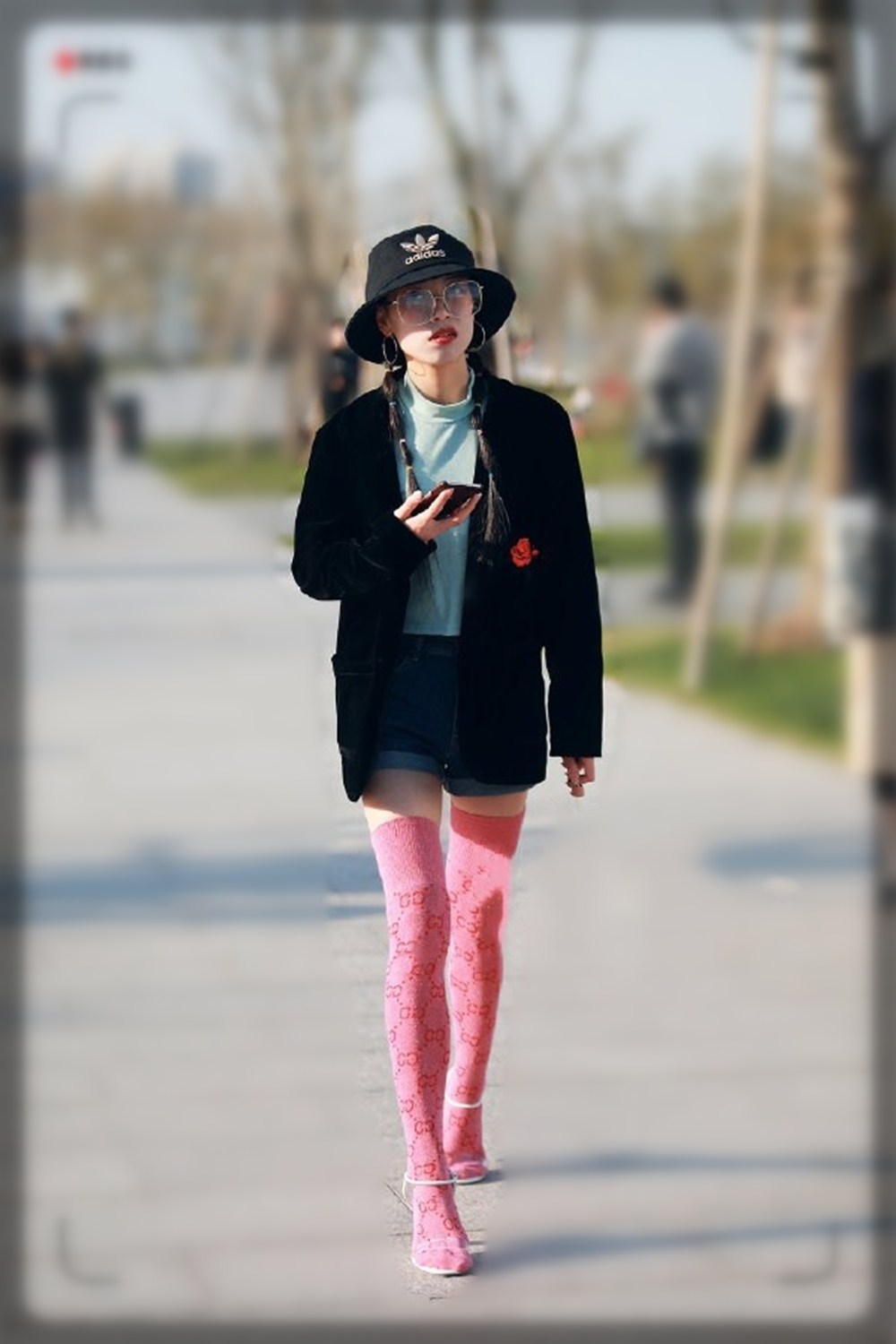 今年流行的长袜搭配,显瘦长筒袜穿搭