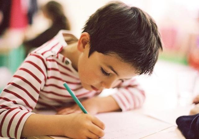 如何纠正孩子驼背的问题,孩子驼背应该怎么矫正