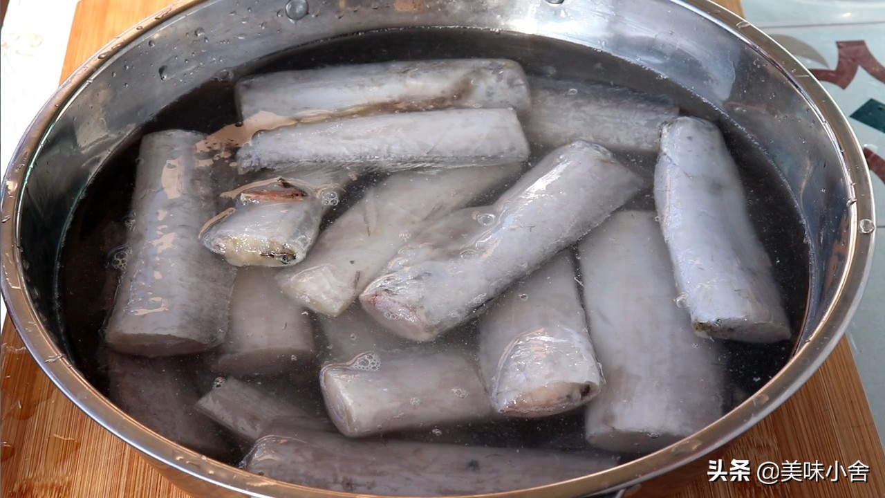 怎么炸带鱼外酥里嫩又好吃,炸带鱼剩下的油怎么去腥味处理