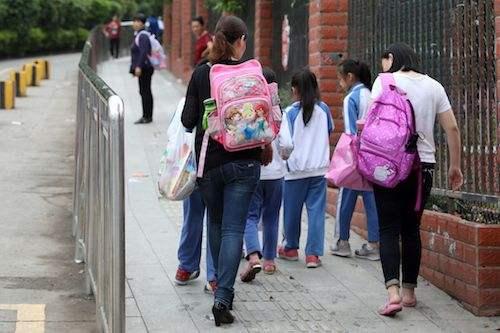 家长帮孩子提书包被骂,家长帮孩子背书包的建议