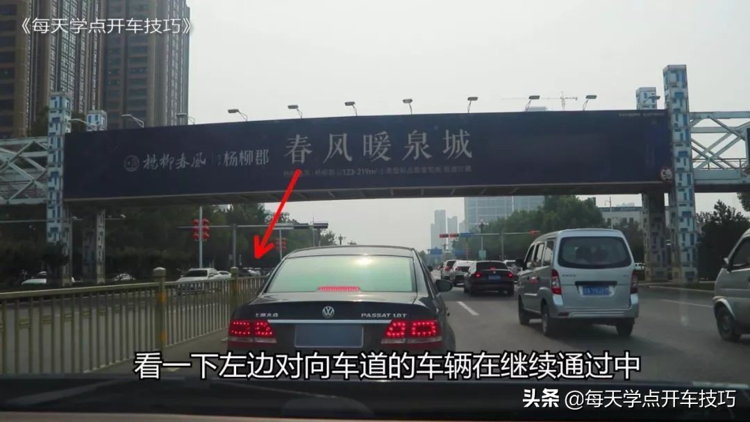 绿灯时前车过线变红灯要继续走吗,绿灯后轮过线变红灯能继续行驶吗