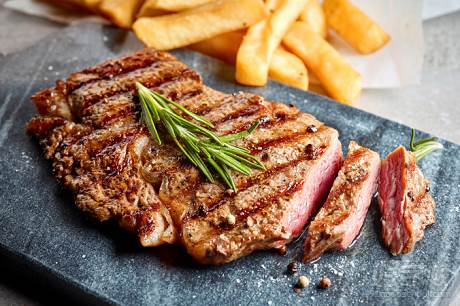 吃西餐的时候服务员给了一杯水,服务员端上柠檬水