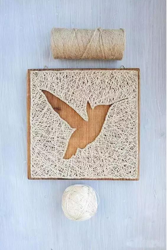 用绳子做绕线画,一根线吊起来拴着笔画画