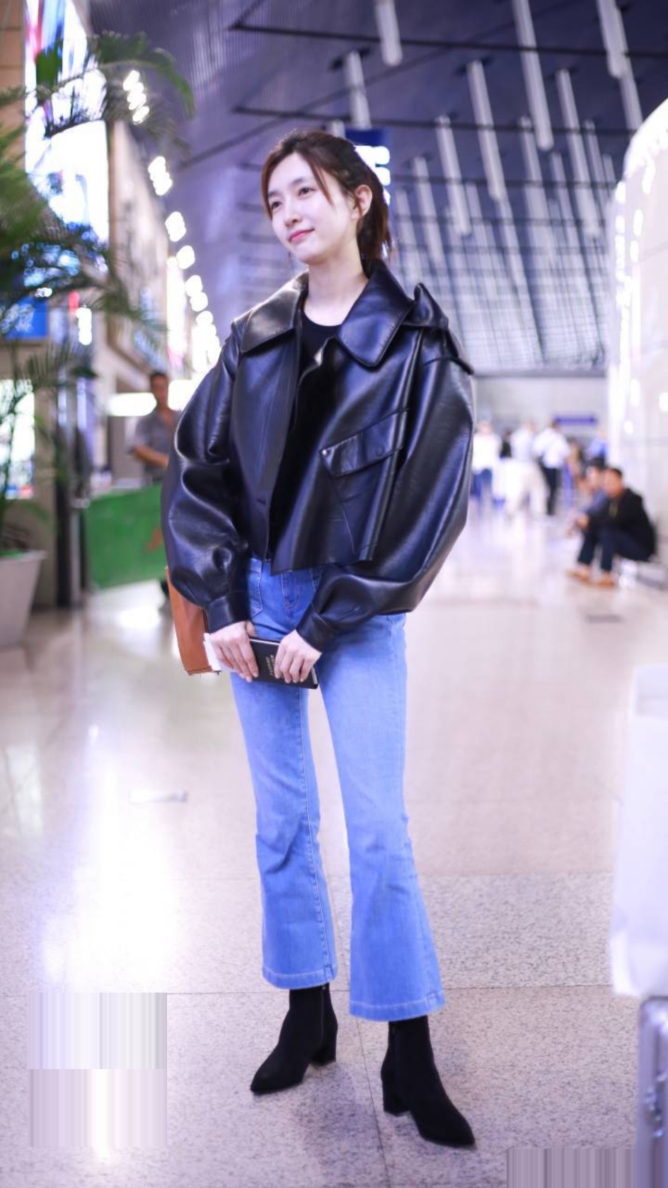 泰国版“杨幂”好性感！穿“深V裤”大秀腹肌，这身材真是爱了