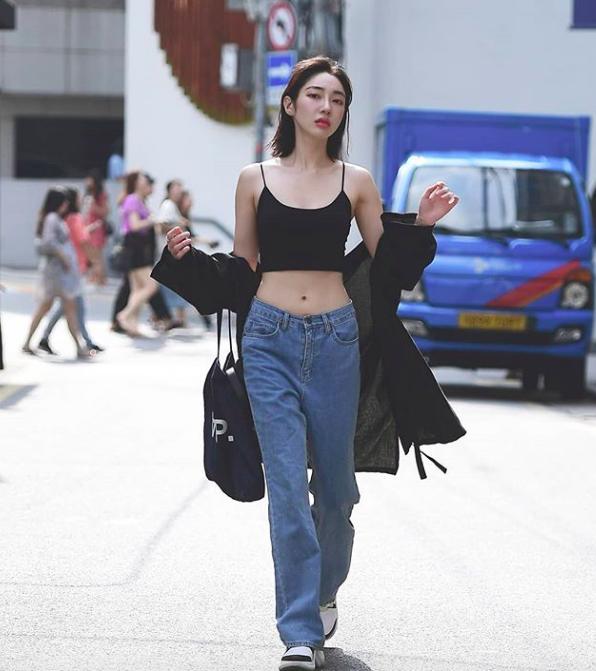 韩国街拍小姐姐穿牛仔外套,韩国时尚穿搭小姐姐上衣裤子