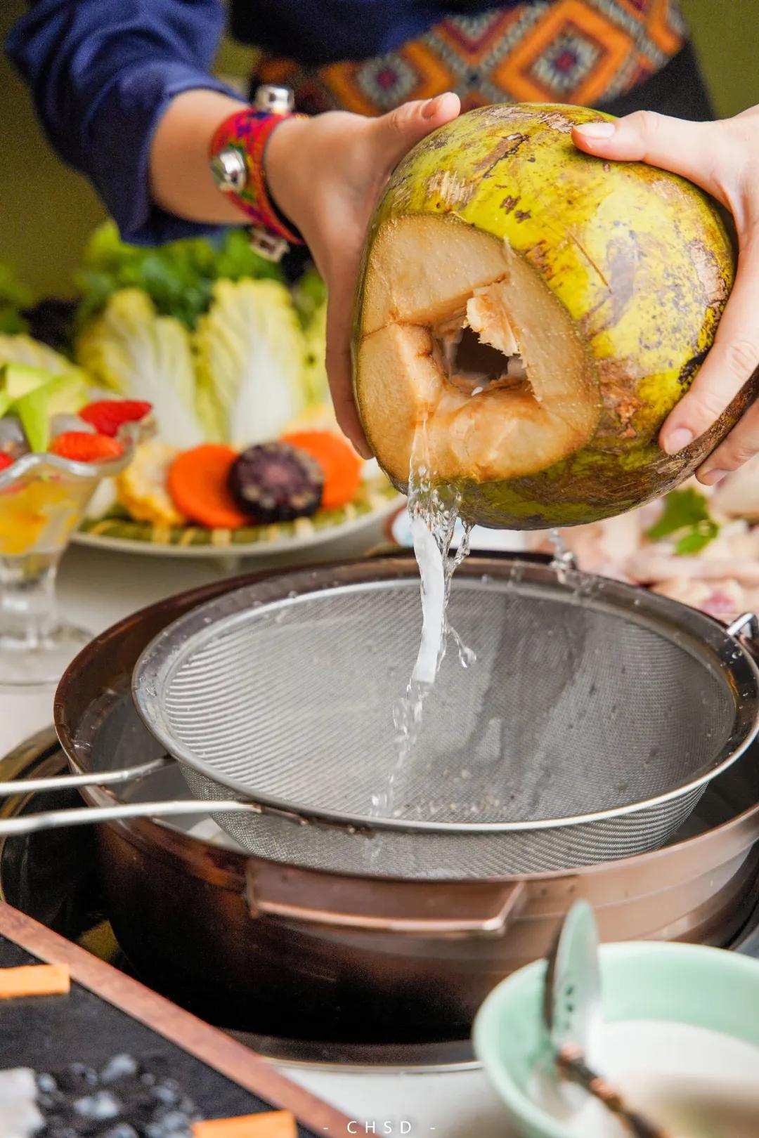 椰椰椰！这家人气椰子鸡专门店，光是汤底就喝饱了