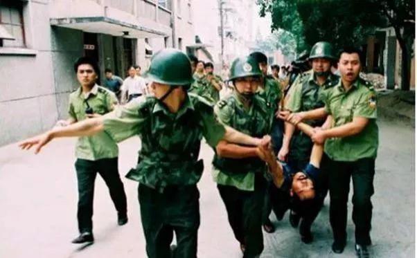 身负7条人命潜逃20年女魔头落网,隐藏二十多年的女杀人犯落网