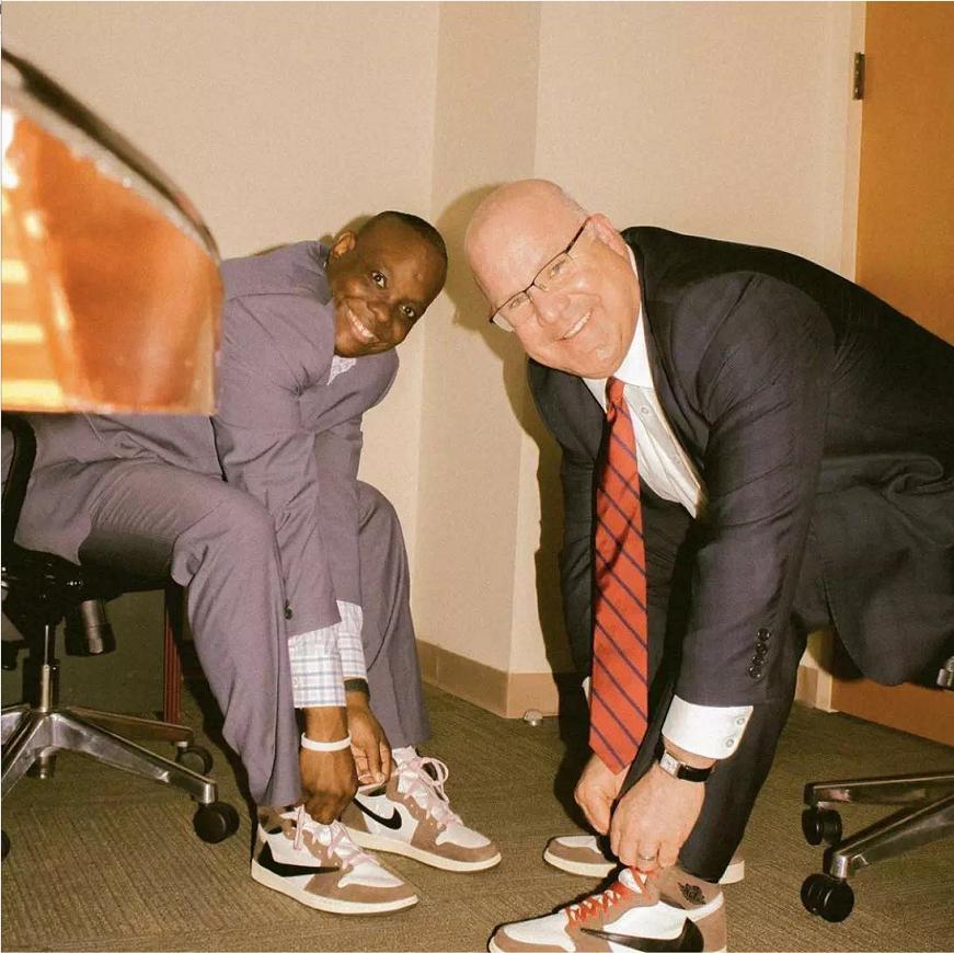 有许多配件的球鞋,拥有这些神器球鞋怎么会洗不干净