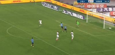 伟大的2-1!中超升班马爆发,裁判给点球引争议,板着脸解释