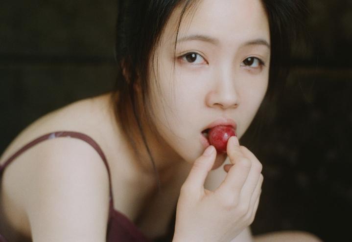 素颜差距最大的女明星,看完这些女星的素颜对比照