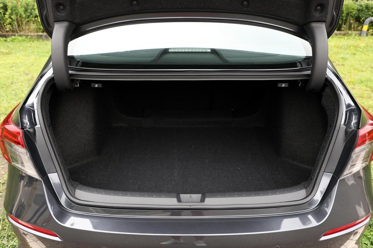 第11代雅阁出来了大号思域,雅阁和11代思域哪个更值得购买