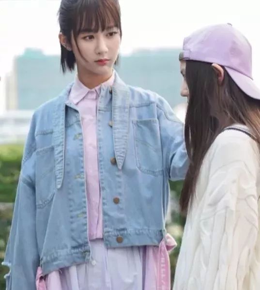 杨紫穿黑色连帽卫衣搭配,杨紫同款kk衣服