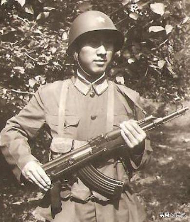 越南老兵重回当年战斗过的洞穴 (越南老兵回忆丛林战争)