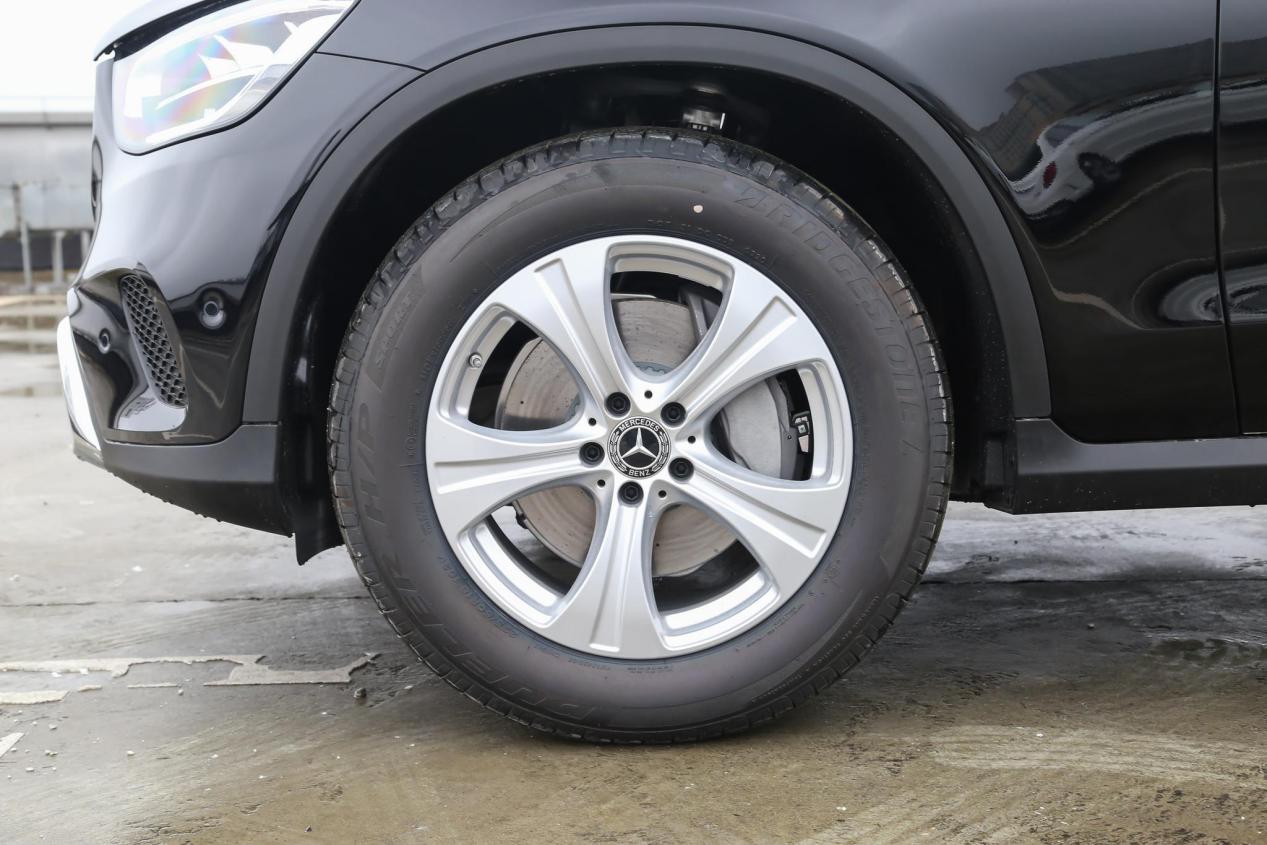 奔驰glc3502022款落地价多少钱,聊家轿车的性价比