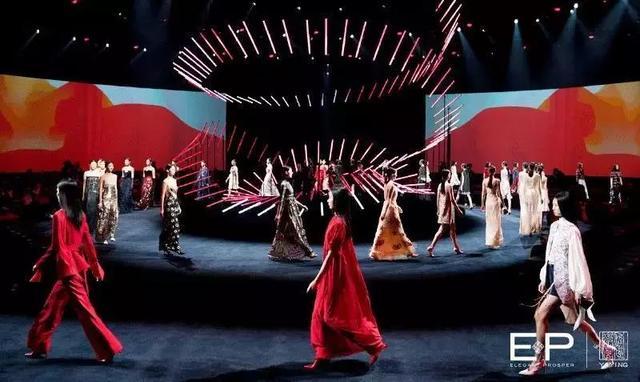 ep雅莹走秀2019,ep雅莹黑裙子