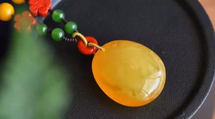 珠宝新贵：蜜蜡「mìlà」