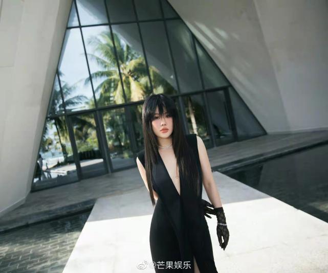 gq盛典蔡徐坤迪丽热巴内场 (gq盛典迪丽热巴蔡徐坤同框)