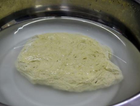 简单凉皮洗面筋制作方法,高筋面粉洗凉皮的方法