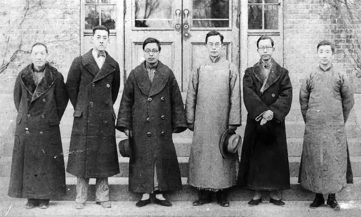 仅8年时间，他就带着这所“破烂学校”攀上了中国高校的珠峰