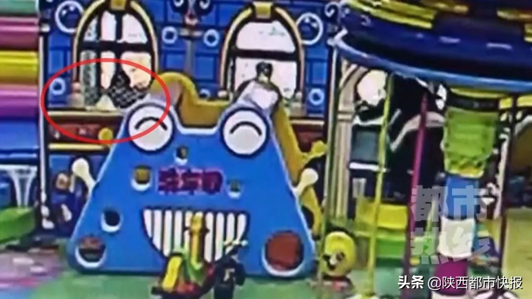 8岁小男孩眼睛被戳伤,3岁孩子游乐场被砸伤